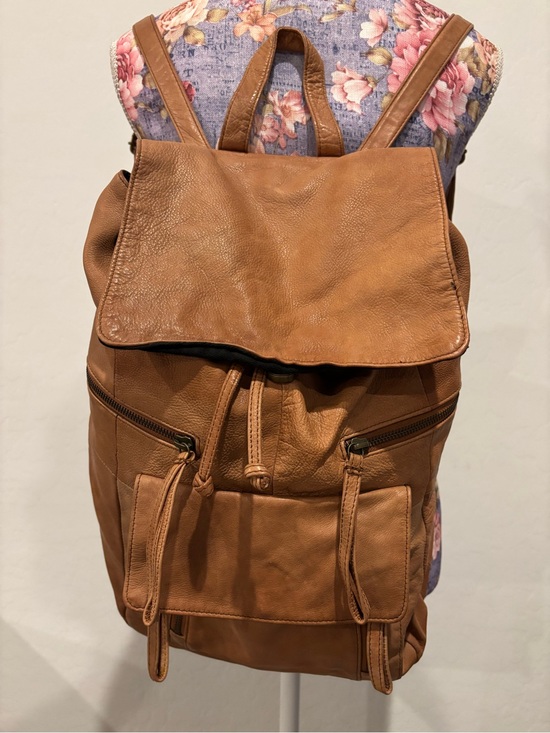 day & mood hannah leather backpack DayHannah Dayandmood Structured and lots of space for all your things in this everyday backpack Day & Mood Hannah Cognac